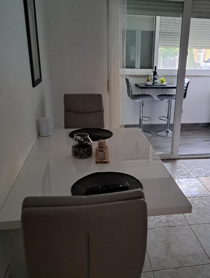 Mihaela Studio Apartmans 150M Near The Beach Kaštela Esterno foto