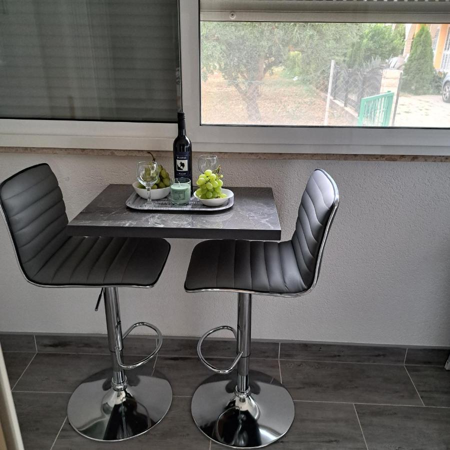 Mihaela Studio Apartmans 150M Near The Beach Kaštela Esterno foto